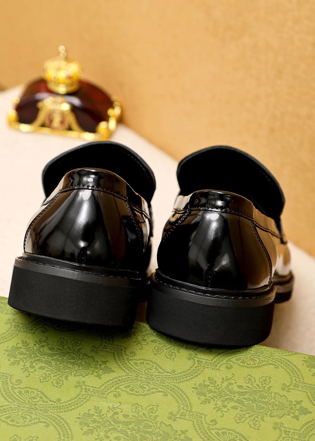 Men's shoes 💰560 💐 Product trademark: GUCCI "Gucci" casual leather shoes Regular size: 38-44 (45🉑️customized) Product materials: Selected imported first-layer open-edge beaded calfskin upper + classic hardware buckle, imported water-dyed cowhide leather lining. Strong three-dimensional visual effect, rubber outsole Color: 2⃣️colors available